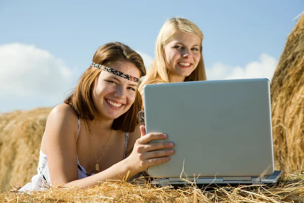 Деревенские девушки с ноутбуком — стоковое фото