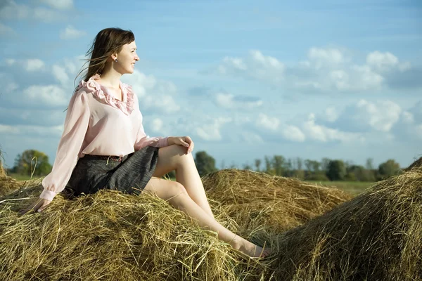 Land meisje op hooi — Stockfoto