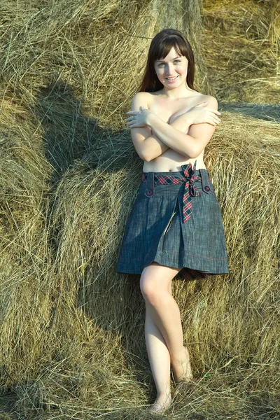 Sexy chica en el heno — Foto de Stock