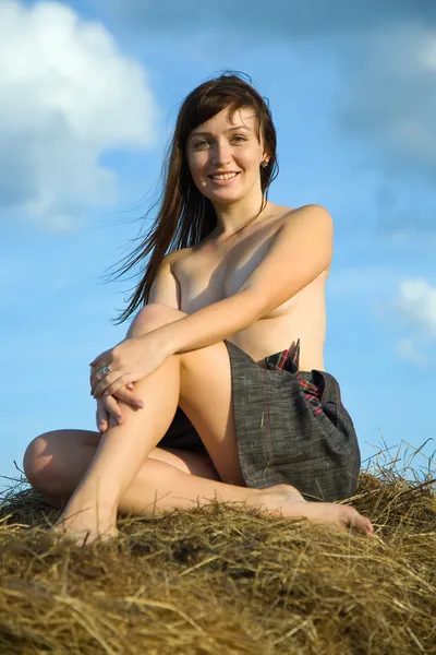 Сексуальная девушка на сене — стоковое фото