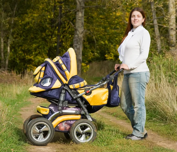 Mor gå med barnvagn — Stockfoto
