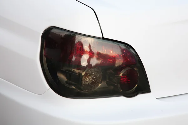 Beyaz arabanın trafik ışığı — Stok fotoğraf