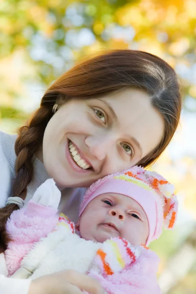Gelukkig moeder met haar baby — Stockfoto