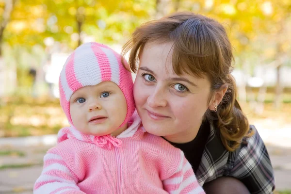 Porträtt av mamma med baby jag — Stockfoto