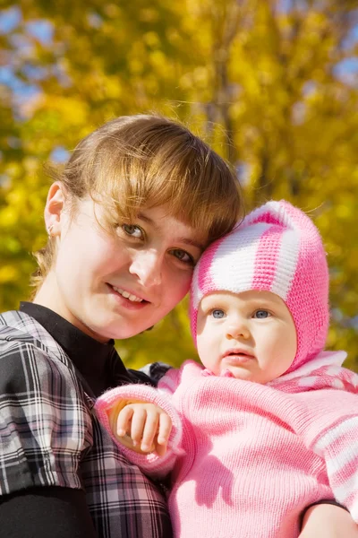 Мать с ребенком осенью — стоковое фото