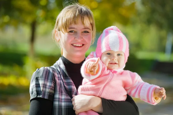 Mor med lilla baby utomhus — Stockfoto
