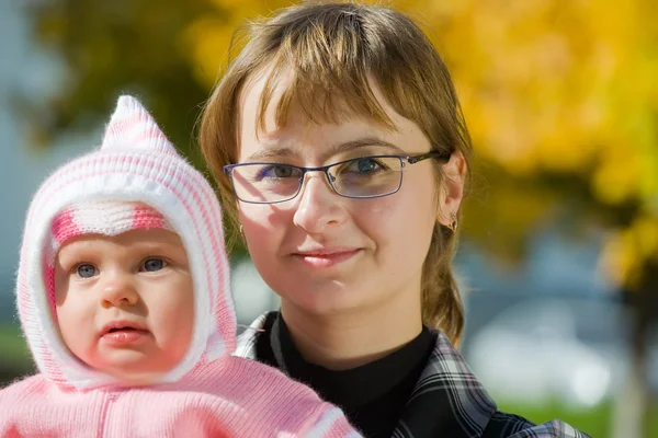 秋季婴儿与母亲的画像 — 图库照片