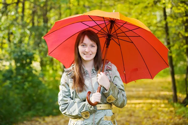 Дівчина з парасолькою в осінньому парку — стокове фото
