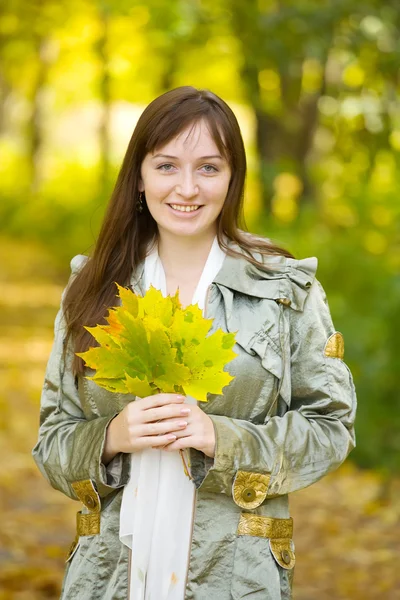 Chica con ramo de otoño — Foto de Stock