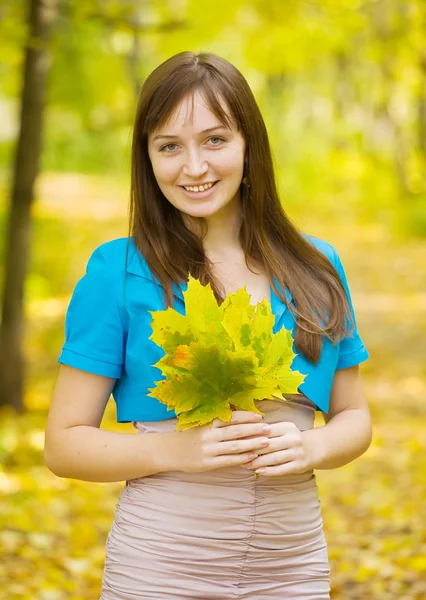 Chica con hojas de arce en el parque —  Fotos de Stock