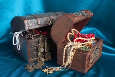 Treasure chests clipart