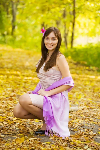 Menina bonita no parque de outono — Fotografia de Stock