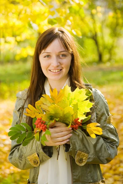 Portret van meisje met herfst boeket — Stockfoto