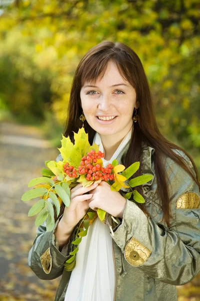 Chica con ramo de otoño en el parque — Foto de Stock