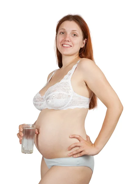 Беременная женщина со стеклом — стоковое фото