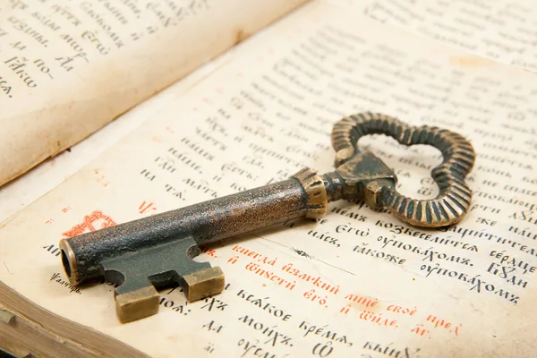 Close-up van sleutel geplaatst op vintage boek — Stockfoto