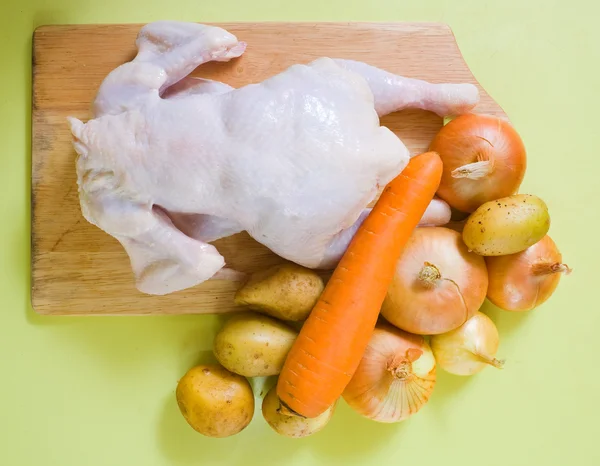 Сырая курица — стоковое фото