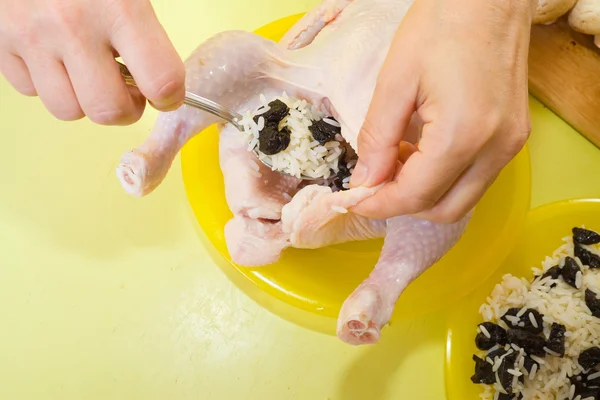 Cozinheiro está enchendo frango — Fotografia de Stock