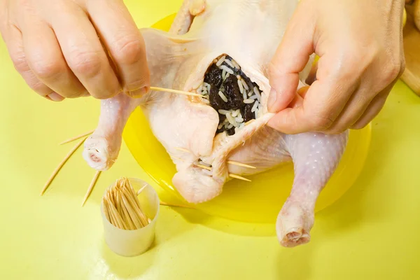 Кухарі шиють фаршировану курку — стокове фото