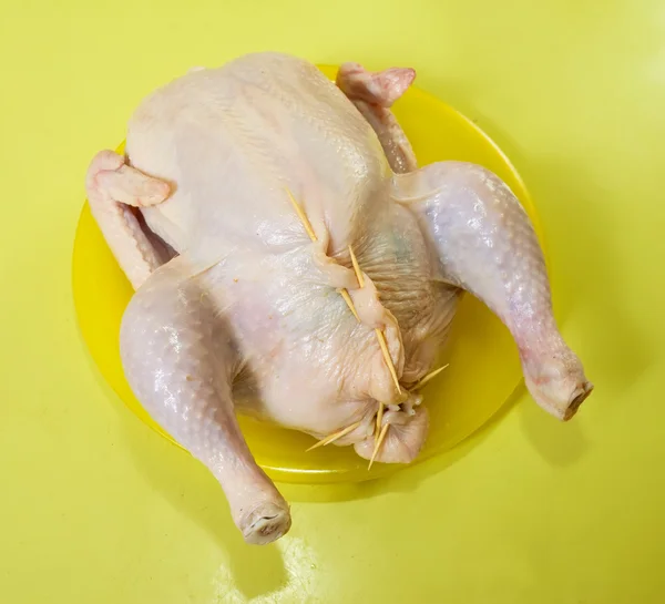 Huhn mit Zahnstocher genäht — Stockfoto