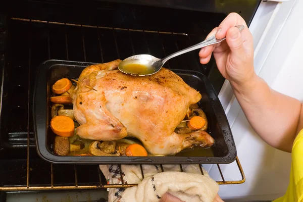Mujer asando pollo en el horno —  Fotos de Stock