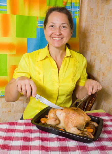 Vrouw met gekookte kip — Stok fotoğraf