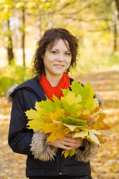 Girl with autumn bouquet in park — Stock Photo, Image