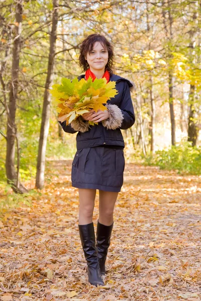 Meisje in jas lopen in de herfst — Stockfoto