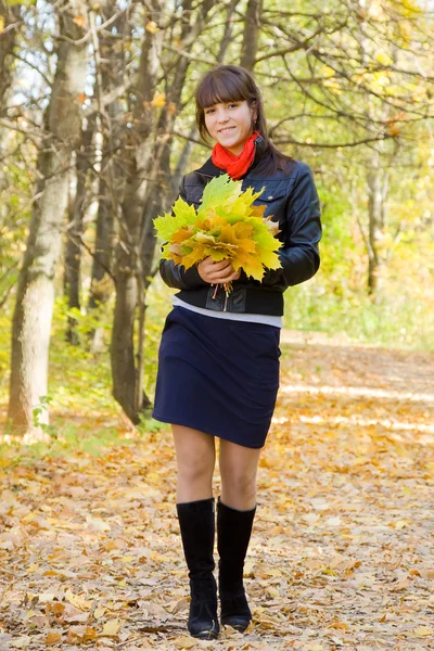 Kız açık havada yürüyüş sonbahar — Stok fotoğraf