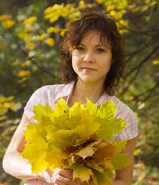 Dívky s podzimní kytice — Stock fotografie