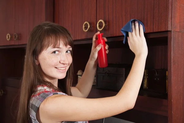 Mädchen putzt Möbel im Haus — Stockfoto