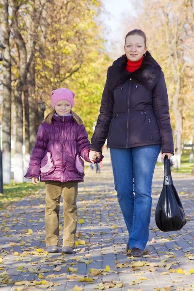 Moeder met haar meisje in herfst park — Stockfoto