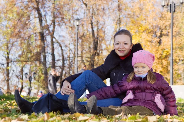 Мати з дочкою в осінньому парку — стокове фото