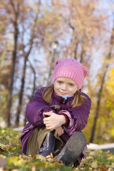Flicka mot hösten natur — Stockfoto