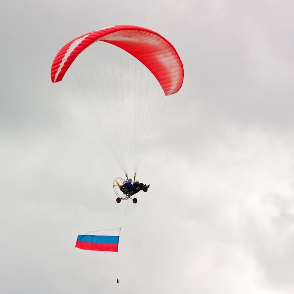 Paraglider with flag — Stock Photo, Image