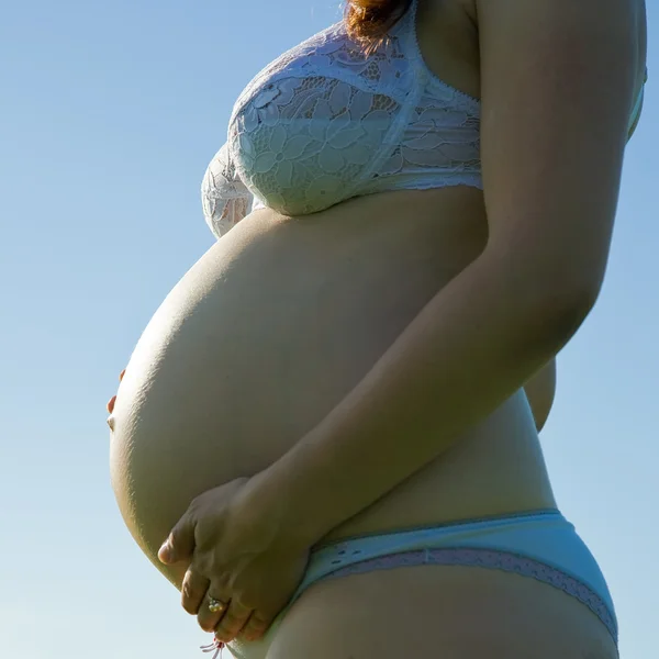 女性は妊娠中の腹を保持 — ストック写真