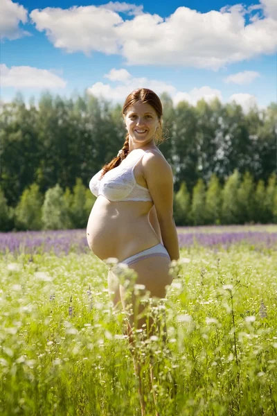 Terhes nő a nyári nap — Stock Fotó