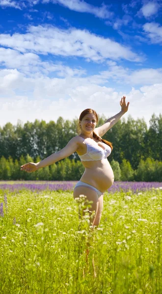 Im 7. Monat schwangere Frau — Stockfoto