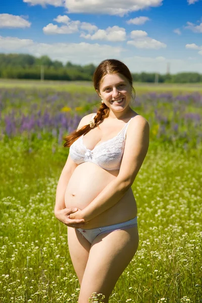 Беременная женщина в летний день — стоковое фото