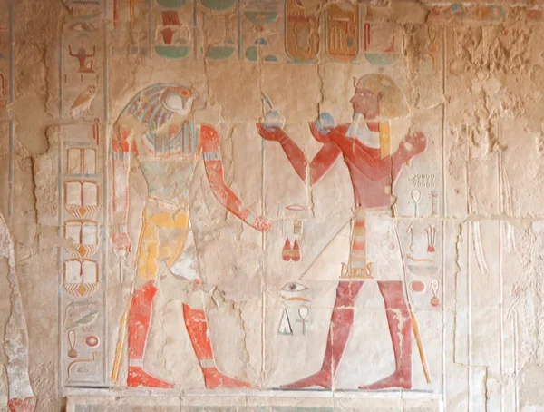 Falkenköpfiges Horus und Pharao — Stockfoto