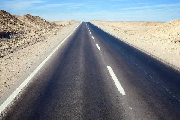 Дорога через пустельний пейзаж — стокове фото