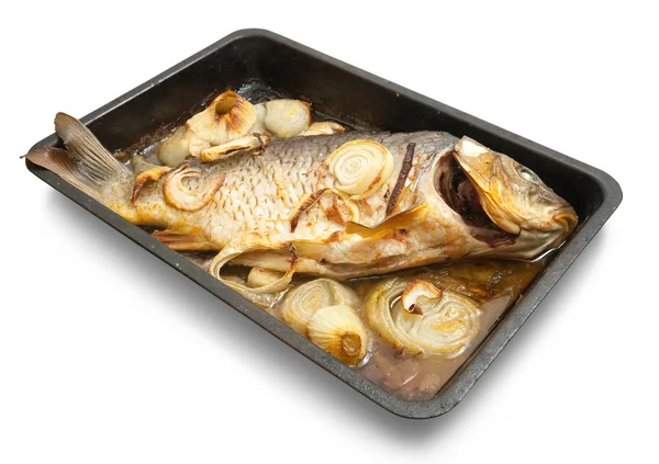 Ψητό κυπρίνο ψάρια σε ταψάκι το μάγειρα — Φωτογραφία Αρχείου