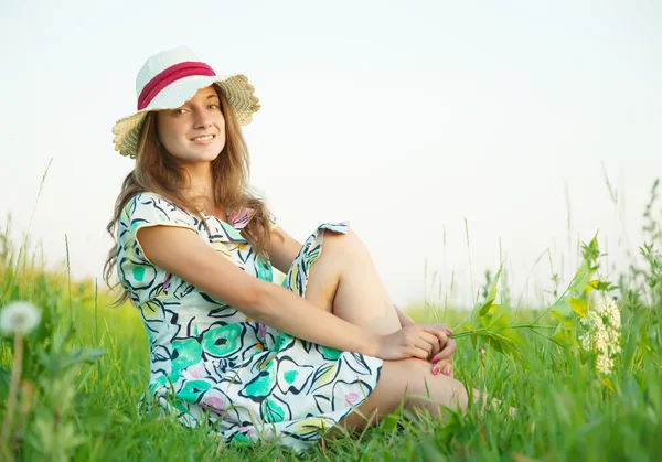 Menina de chapéu no prado — Fotografia de Stock