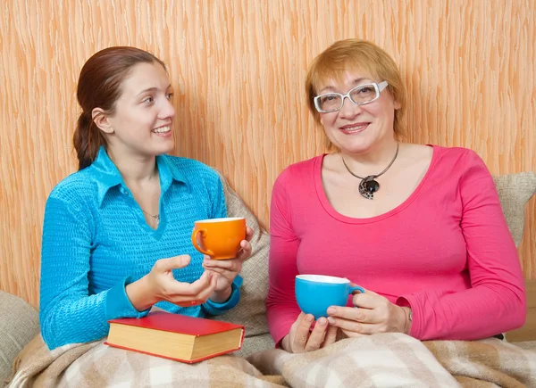 Mulheres tomam chá em casa — Fotografia de Stock