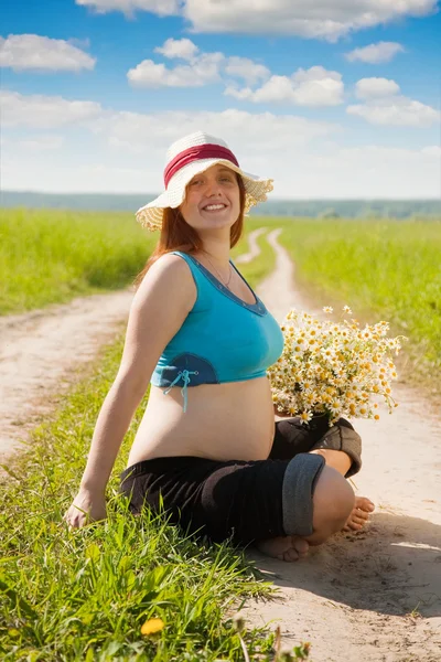 Donna incinta su strada estiva — Foto Stock