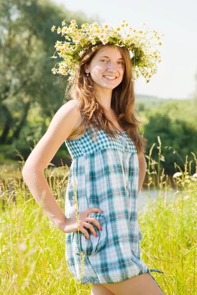 Adolescente chica en camomiles chaplet — Foto de Stock