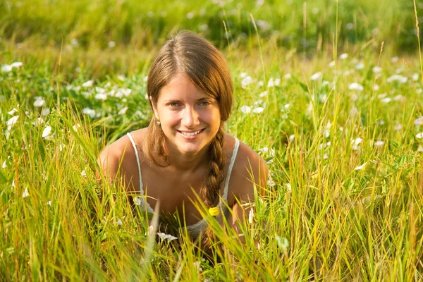 Menina deitada na grama do prado — Fotografia de Stock