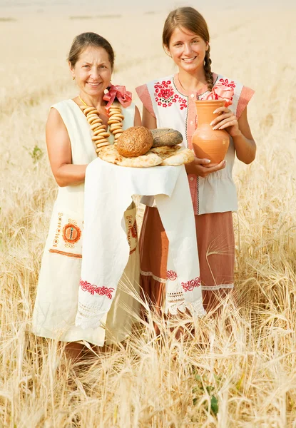 Donne con pane — Foto Stock