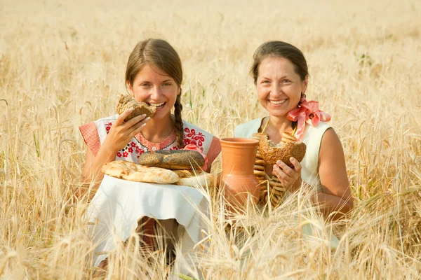 Frauen in traditioneller Kleidung mit Brot — Stockfoto