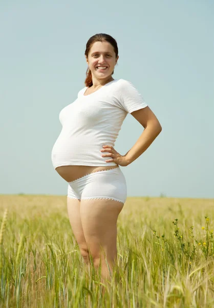 ライ麦のフィールドでの妊娠中の女性 — ストック写真
